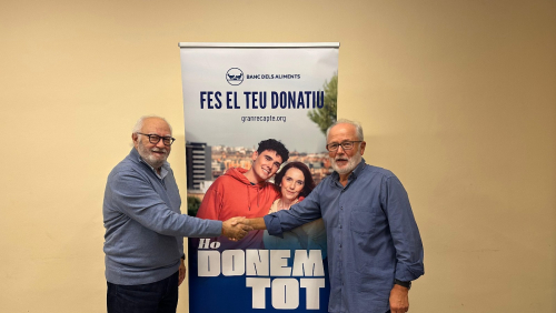 El president del Banc dels Aliments, Josep Maria Solanes (esquerra) i el president de la Penya Casal Barcelonista Francesc Serra, Salvador Solà (dreta) El president del Banc dels Aliments, Josep Maria Solanes (esquerra) i el president de la Penya Casal Barcelonista Francesc Serra, Salvador Solà (dreta)